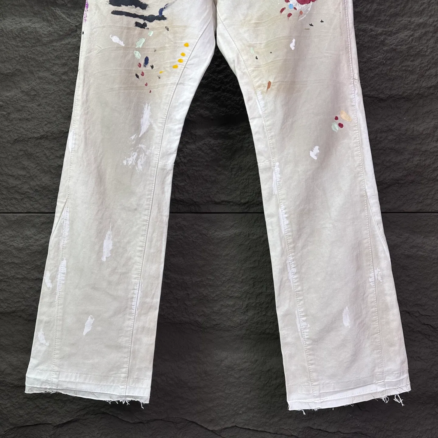 P260 GALLERY DEPT. 2025 new splash-ink hand-painted distressed couple style loose bootcut dirty jeans 🔥High version🔥High version🔥 Top ceiling quality Styles with different washed textures are very friendly to people with thin legs and thick legs. The loose version of the bootcut is very flattering. Moderate length that never goes out of style, easy to match with casually, basic styling for various styles, a must-have in the wardrobe! The fabric is stiff but also makes the upper body soft without losing texture. The washing process is even more perfect. It is a must-have item for everyone! ! ! Washed wheat, hang tag, pants label, complete with three labels, color: white, size: 28, 30, 32, 34, 36 (five sizes)